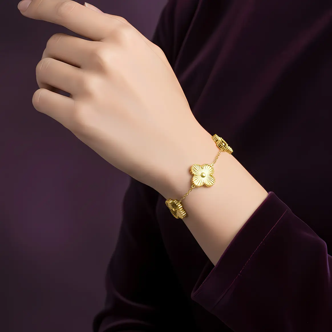 Alternative view of Clover Link Bracelet with Textured Floral