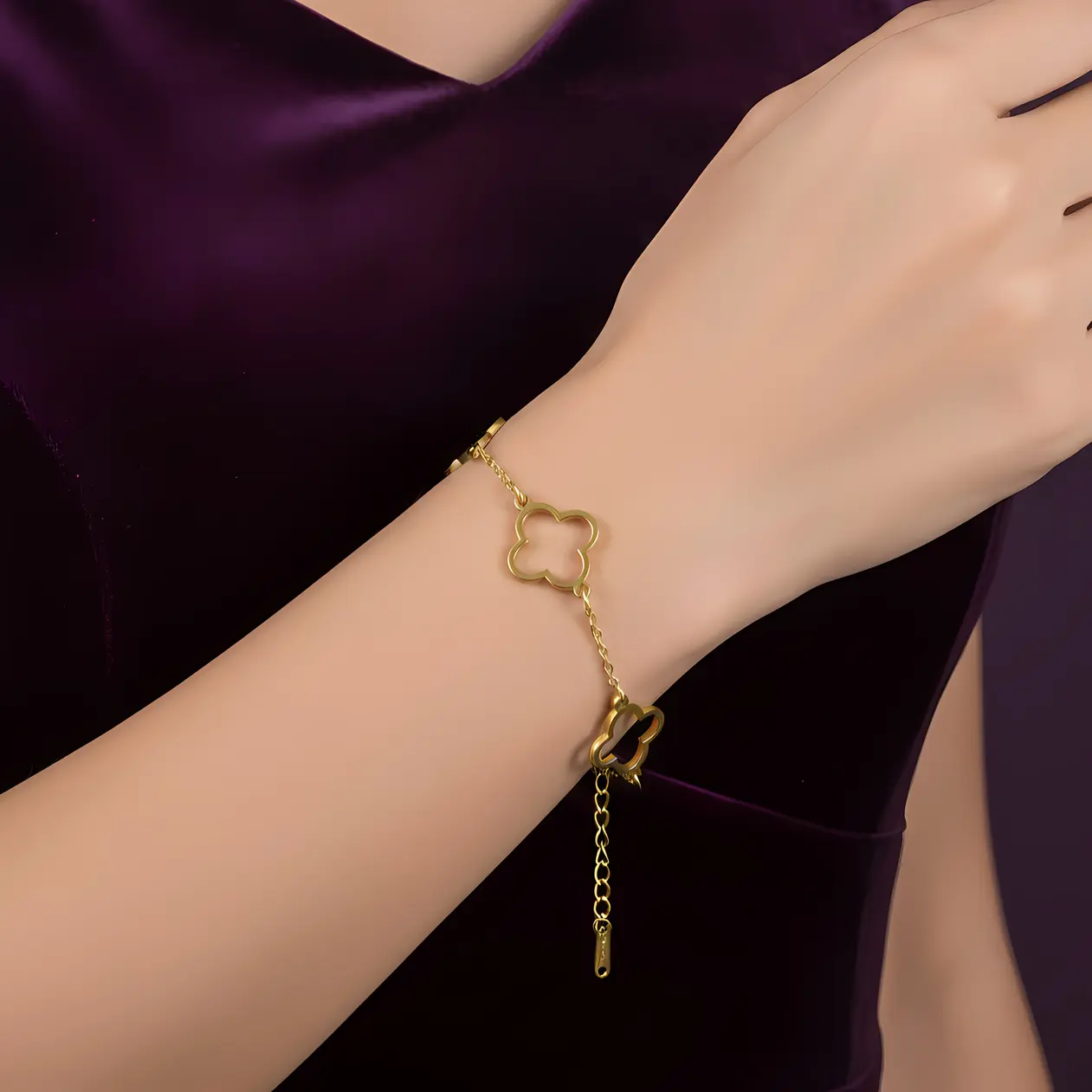 Alternative view of Gold Chain Bracelet with Open Clover Frame Links