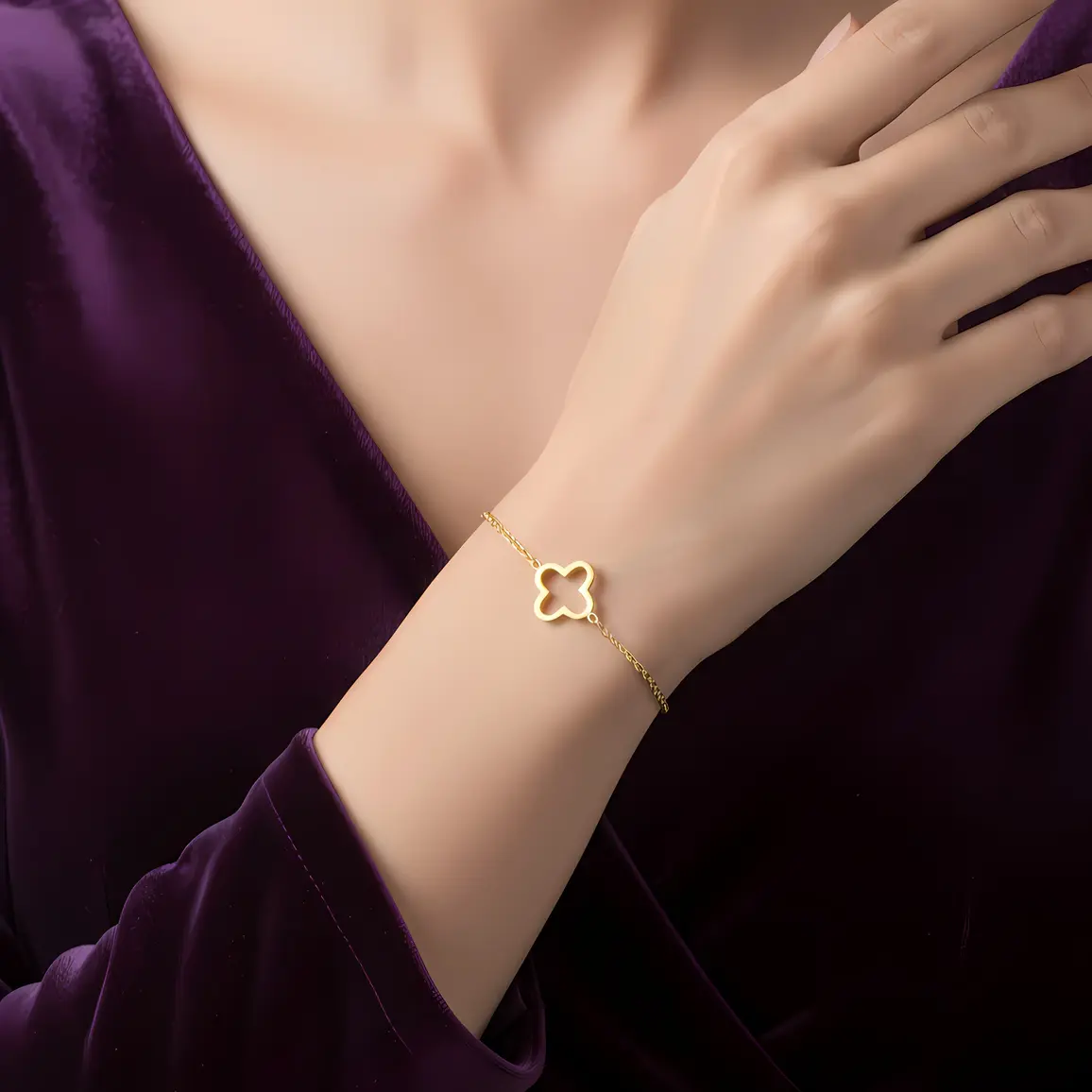 Alternative view of Gold Open Clover Chain Bracelet